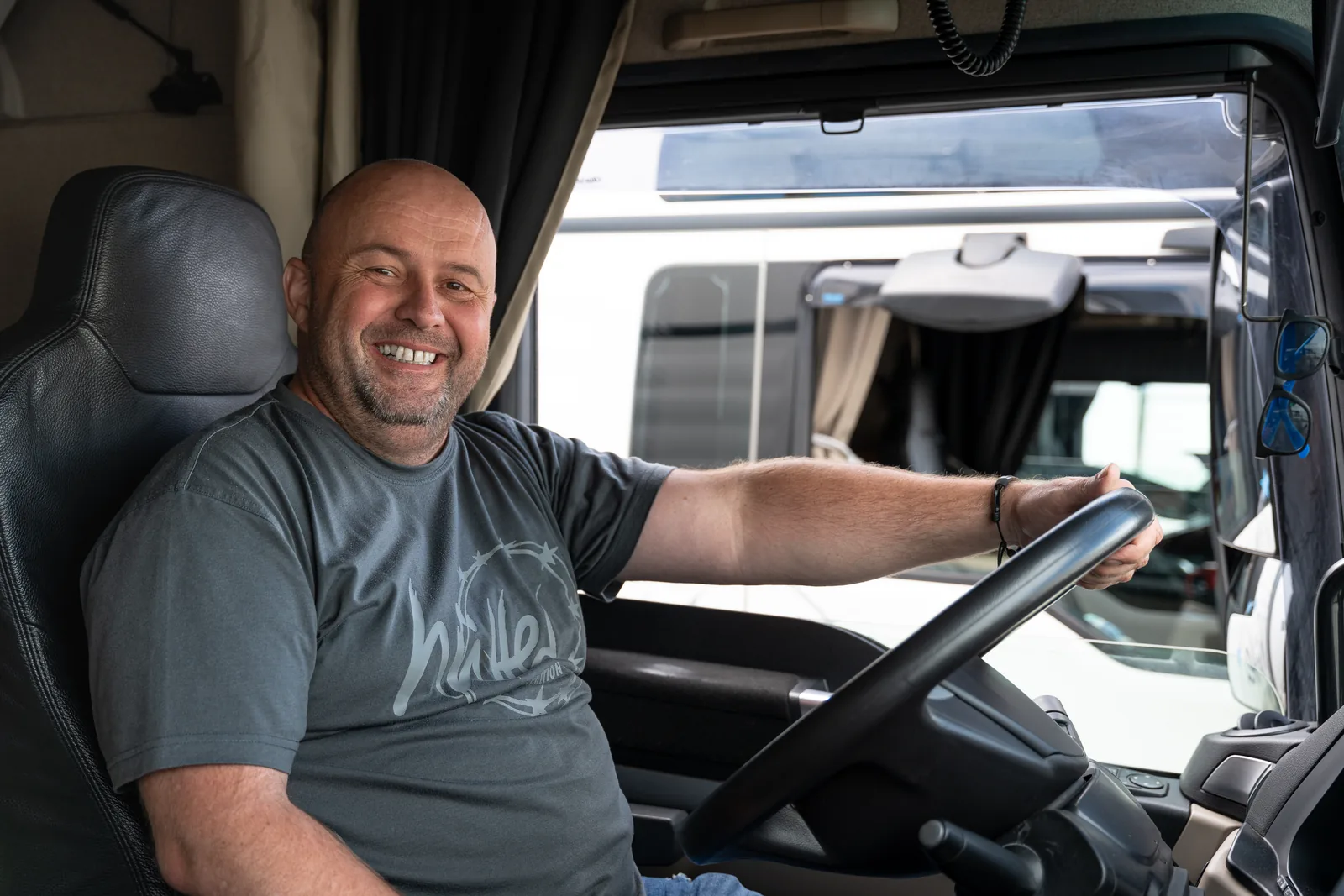 Berufskraftfahrer der Spedition Hütter im Cockpit seines MAN